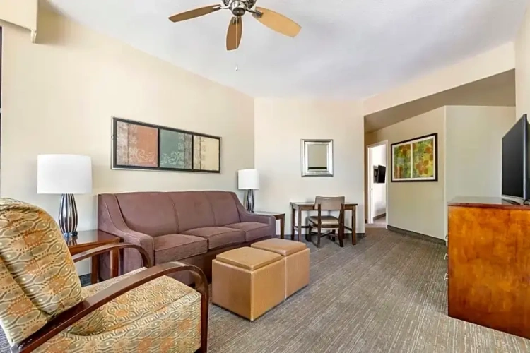 3 Bedrooms Sextuple Suite