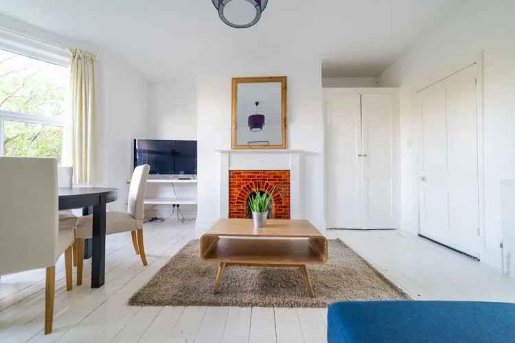 Bright Modern Oldfield Apartment