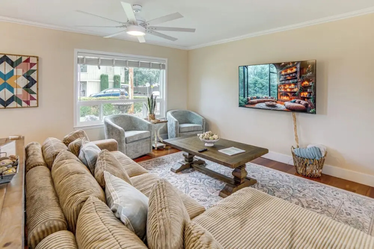 Waterfront Clear Lake Home w/ Game Room & Deck!