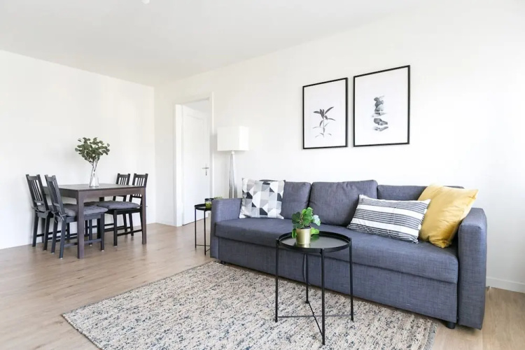 Modern Flat w Netflix Balcony top Location