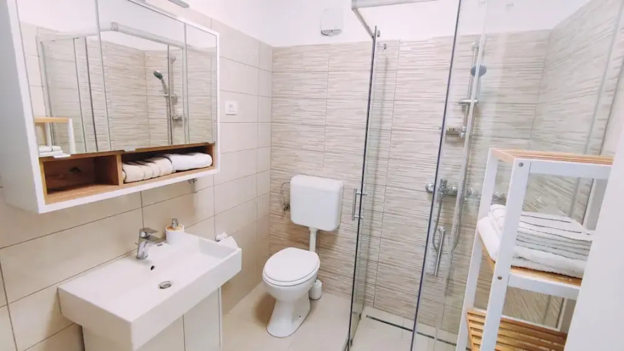 Apartment and Room Bitinada