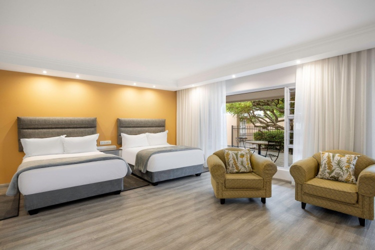 Standard Quadruple room with garden view