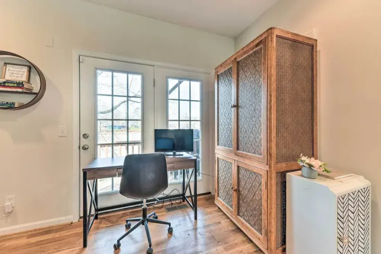 Lakefront Lexington House w/ Spacious Deck!