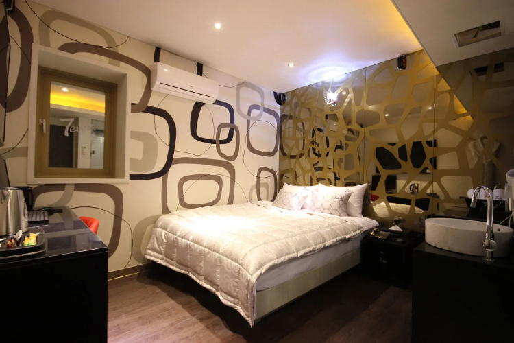 Seven Motel