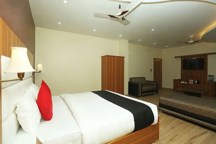 Capital O 18317 Hotel Samriddhi Retreat