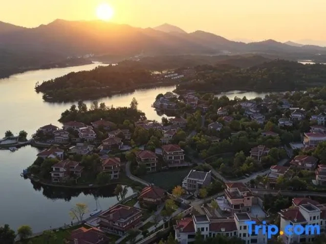 Mulan Lake View Villa: See Mountains & Gaze at Sea