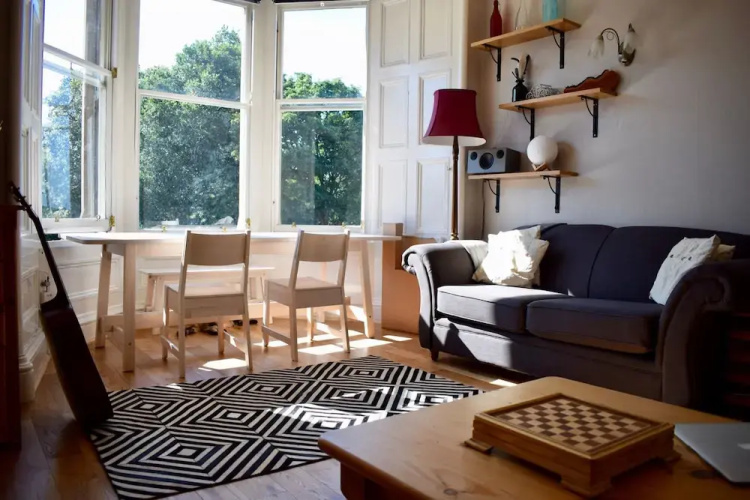 2 Bedroom Traditional Edinburgh Flat