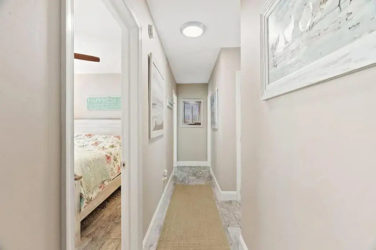 Bright Cozy 2 Blocks to the Beach Parking