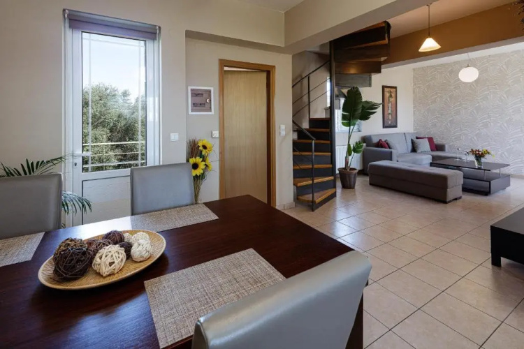 Villa Evie's -Spacious -4 apt'ς -with heated pool