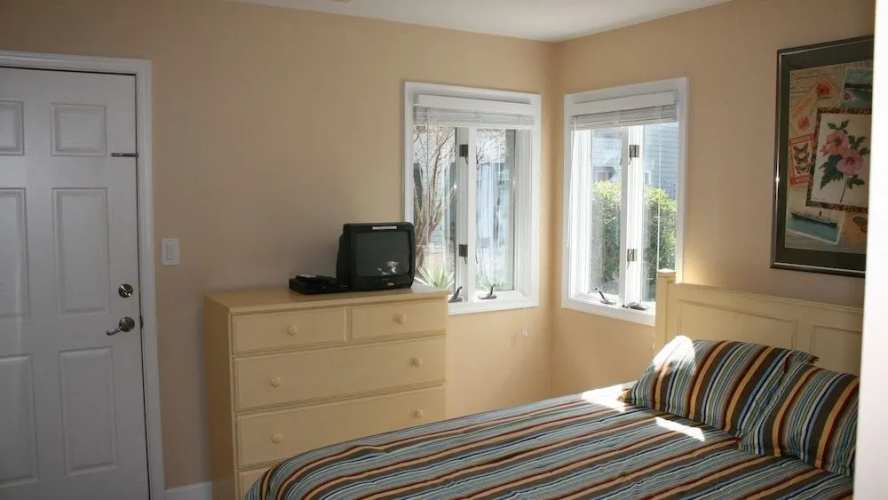 Barefoot Kiwi - 4 Br home by RedAwning
