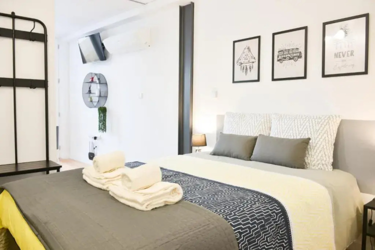 Comfortable&Central w/balcony-9 min walk Trindade