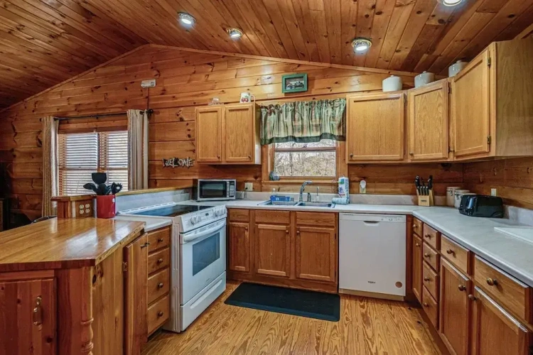 3 Bedrooms Cottage with balcony