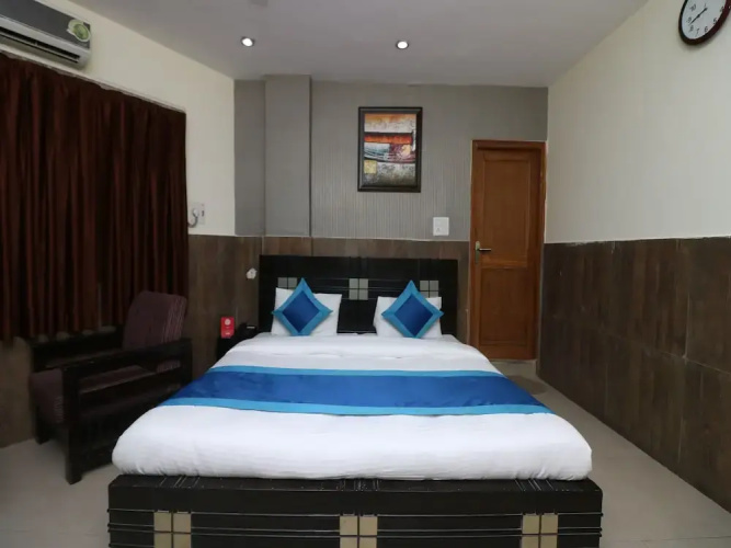 OYO 9848 Hotel Dev Palace