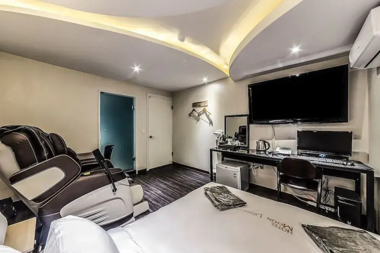 Moonlight Hotel