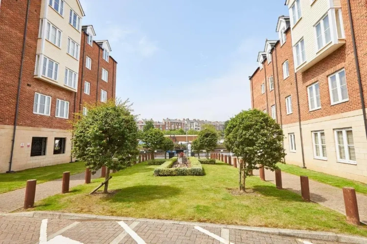 2 Bedrooms Apartment