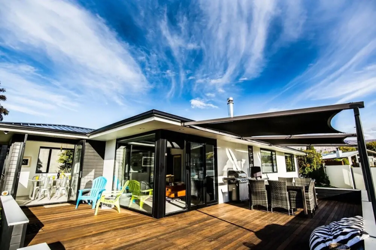 Wanaka Lakefront Gem
