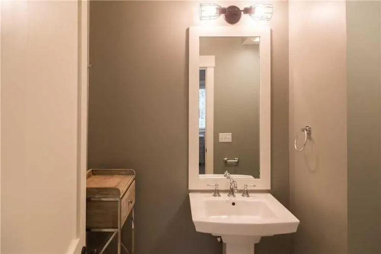 16 E Garrison Place