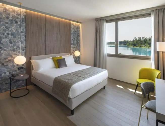 Deluxe room with lake view