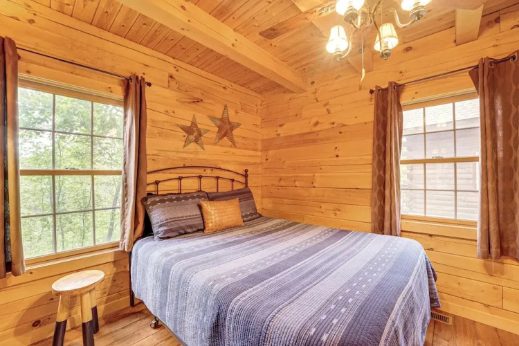 Fire Pit & Porch: Warm & Woodsy Rothbury Escape!