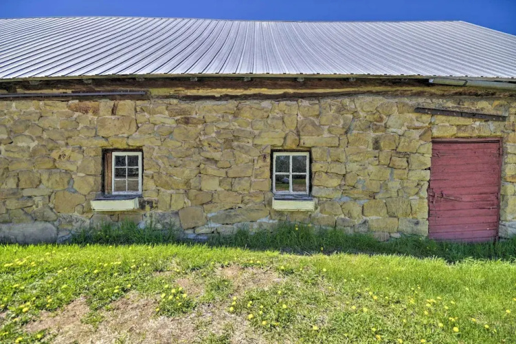 'the Farmstead' on 10 Acres w/ Mountain Views!
