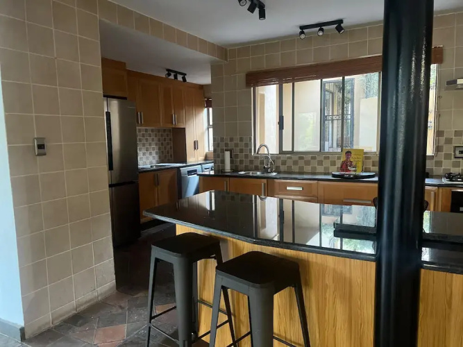 Bryanston Luxurious 4-Bed Villa