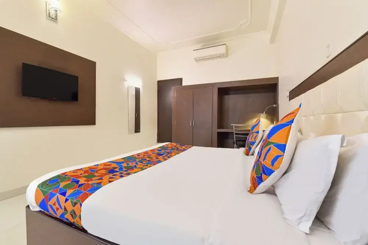Fabhotel Dream Palace