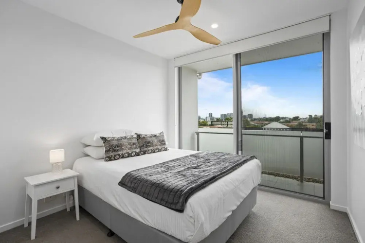 Sleek 2-bed With Balcony and Communal BBQ Area