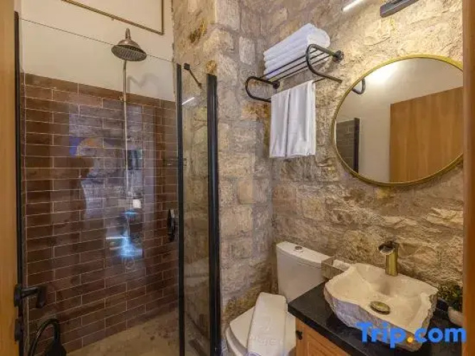 Atrium Suites