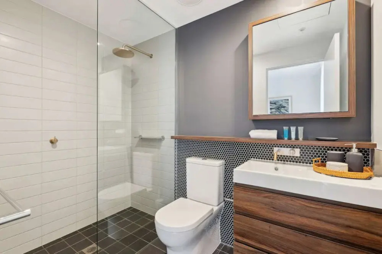 Chic 2-bed With Rooftop Pool Overlooking the City