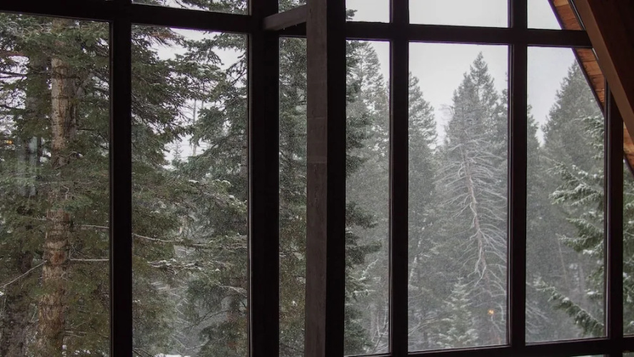White Pines 4-BD Cabin in the Woods -- Easy Access in Summit Park
