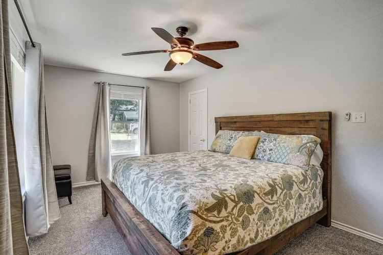 Granbury Cottage, Steps to Lake & Dock!