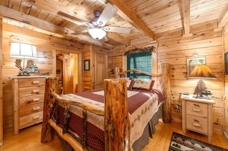 Moose Tracks 3 Bedroom Cabin by RedAwning