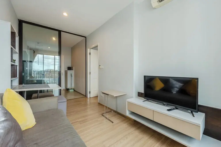 Chic Condo Near Shops & Nightlife C203