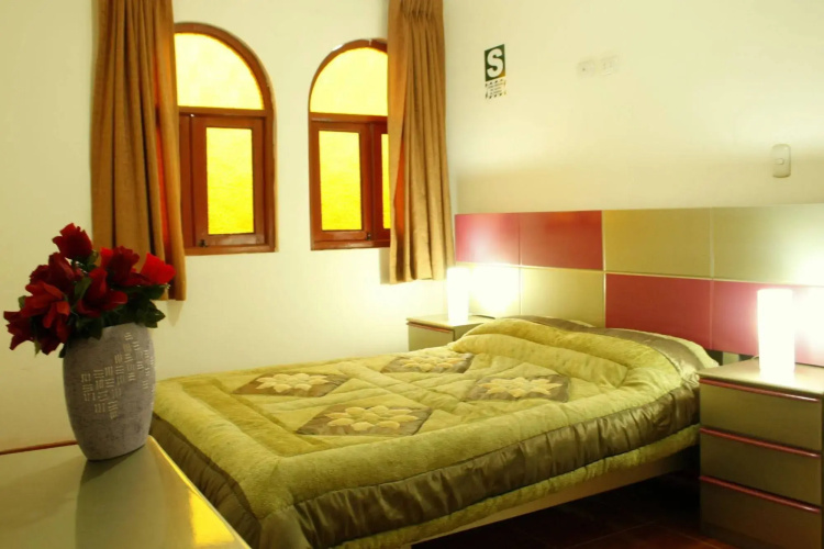 LYNIK La Casa de Blanca