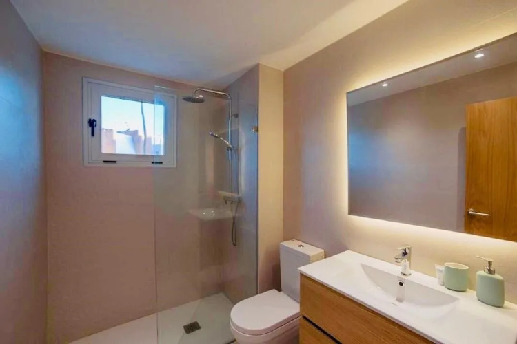 Luxurious Pent House Steps From The Beach. C4