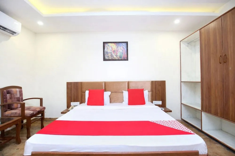 OYO 24442 Amaze Inn