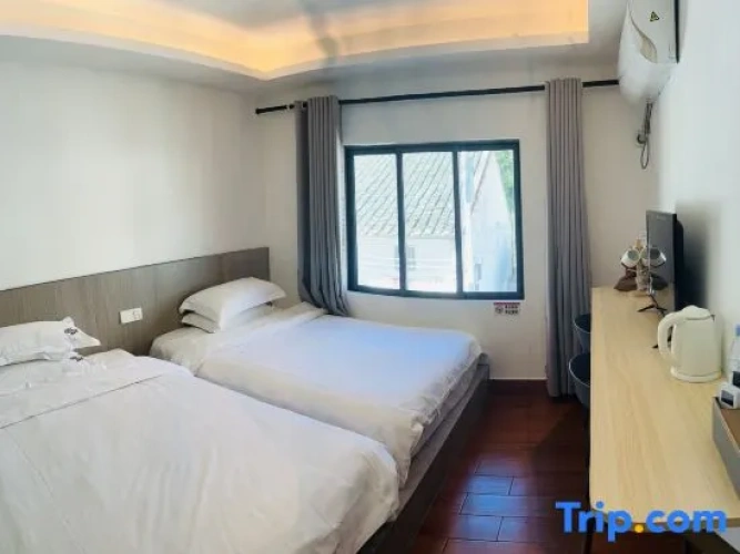 Standard Twin room with garden view