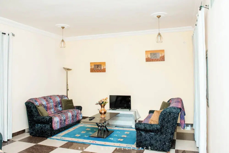 Odza, Modern Apartment, 3 Bedrooms, Private Parking