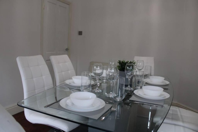 3 Bedrooms Apartment
