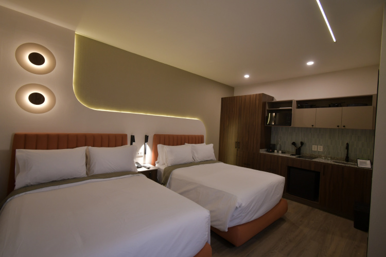 Expo Satelite 2750 Hotel & Suites