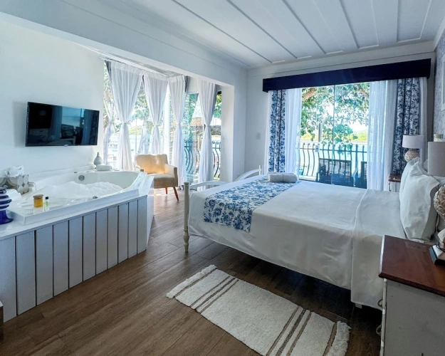 Deluxe Suite with lake view