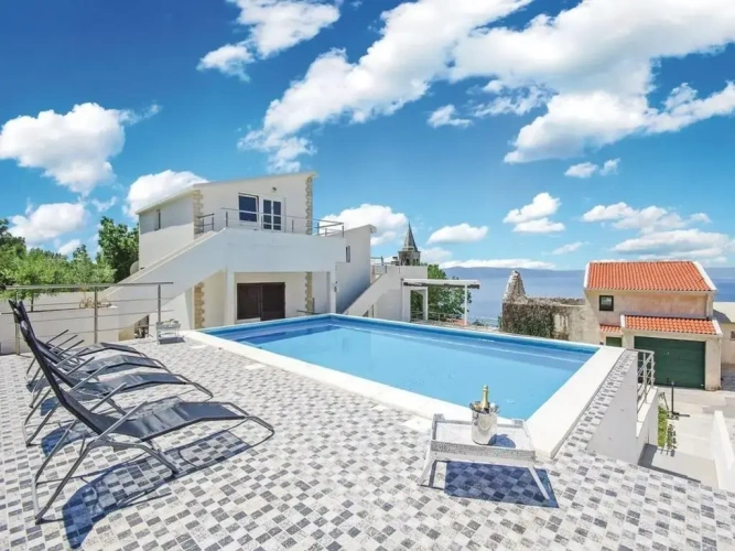 6 Bedrooms Villa