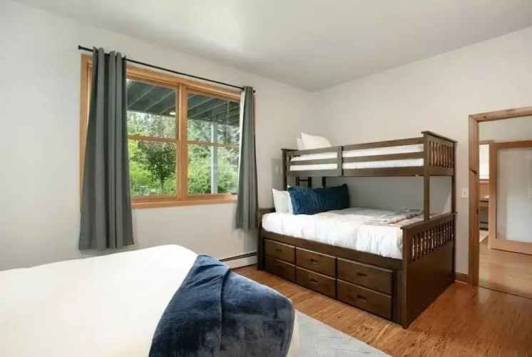 405 Greenway Circle 4 Bedroom Home by RedAwning