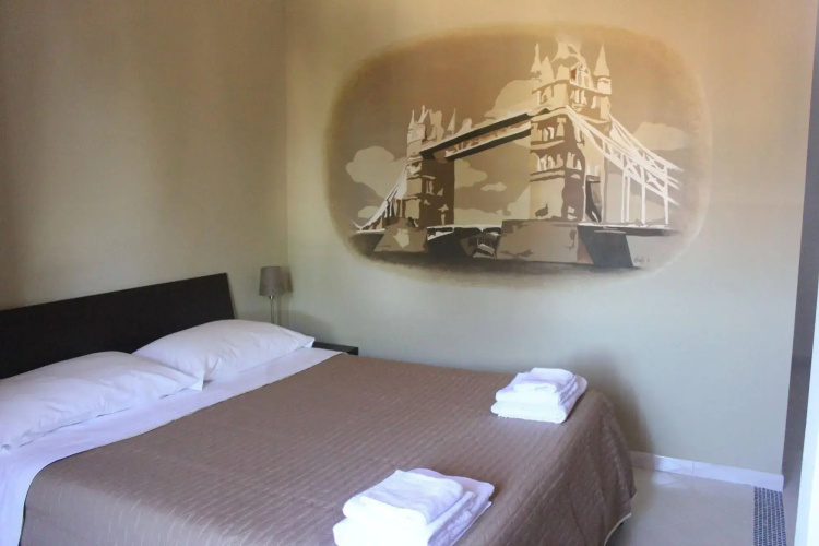 Metropolis Rooms & Services