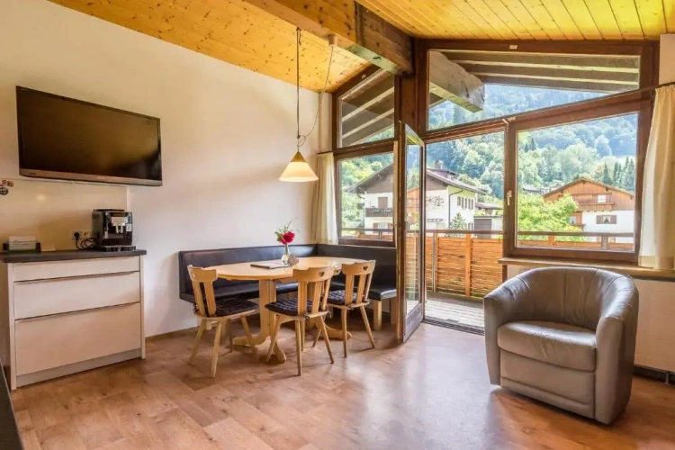 3 Bedrooms Apartment
