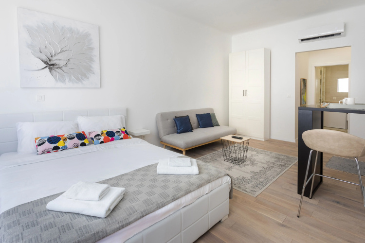 150sqm Main Square Apt!-4 Units-Great for Groups!