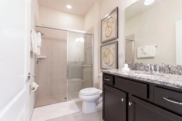 Splendid 5 Bd w Screened Pateo Pool Windsor Westside 8921