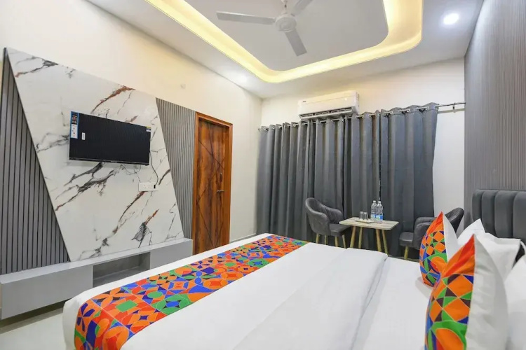 Fabhotel Regal
