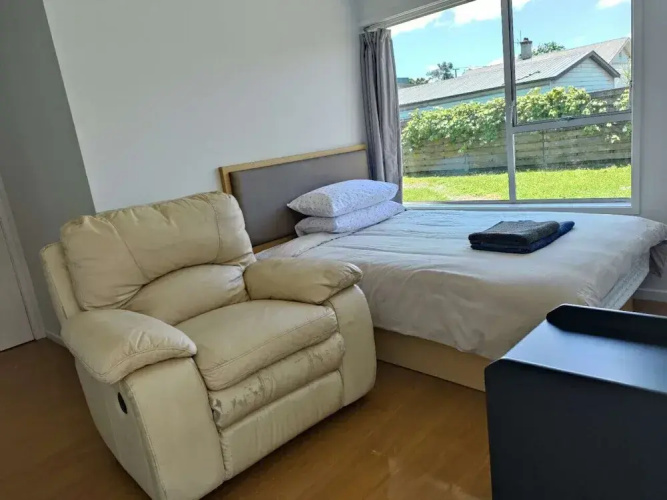 Small 2 bedroom flat 7a Rangiatea Road
