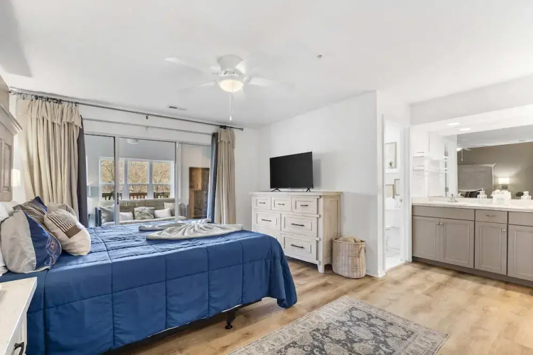 Lake Front Escape For 8!